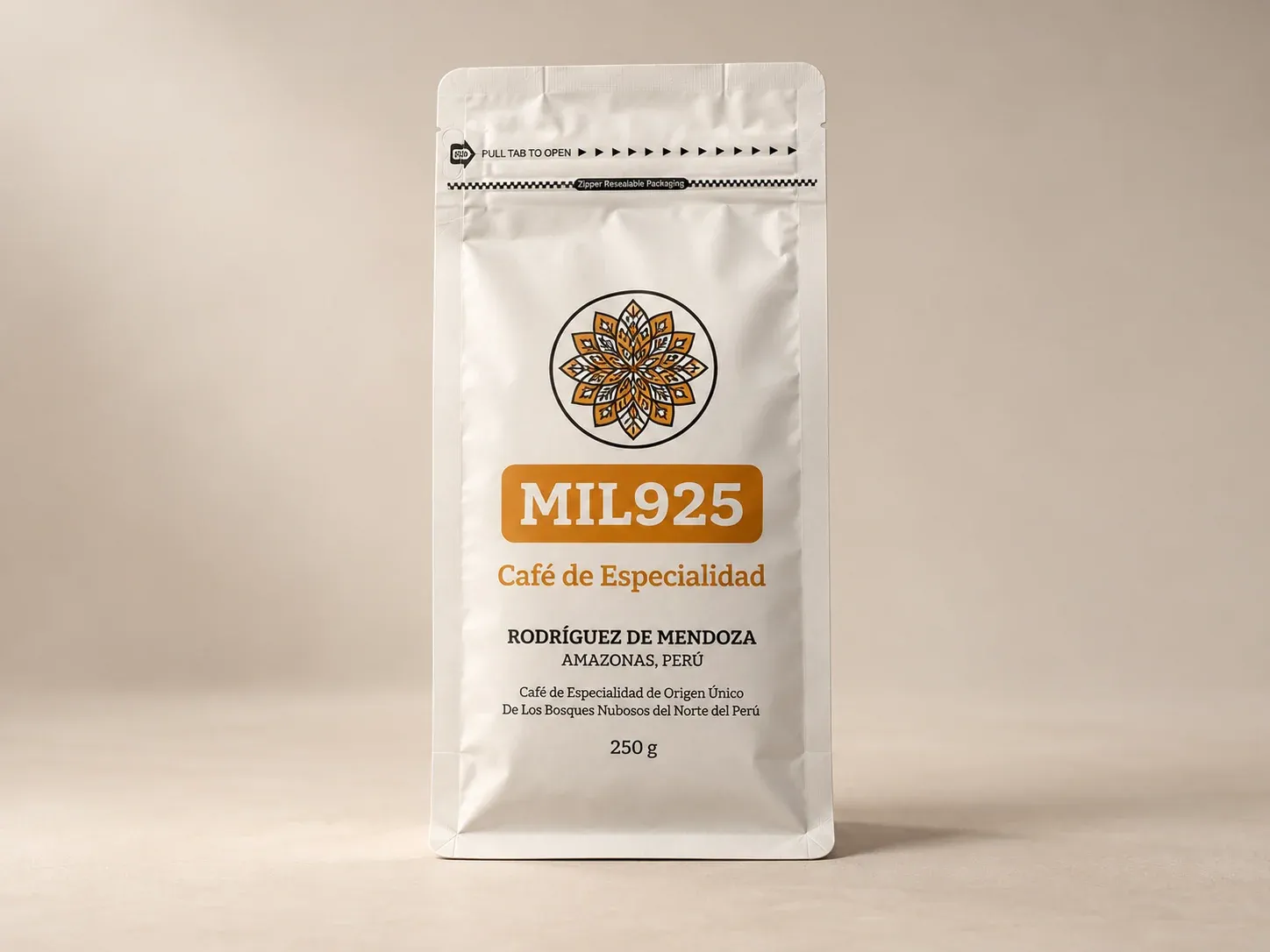 Bolsa de café MIL925 de 250 g vista de frente sobre fondo beige.