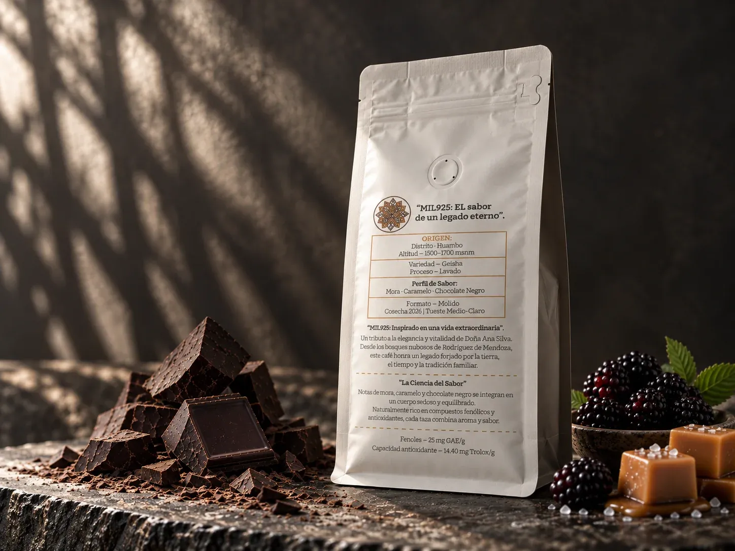 Reverso de la bolsa MIL925 junto a chocolate negro, moras y caramelo.